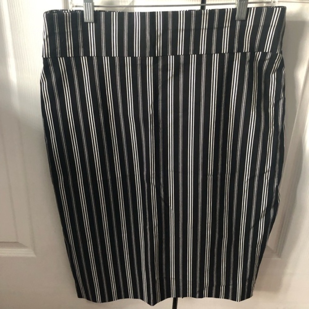 4 for $25 NWOT NY& CO Black and White Stripe Pencil Skirt Size XL